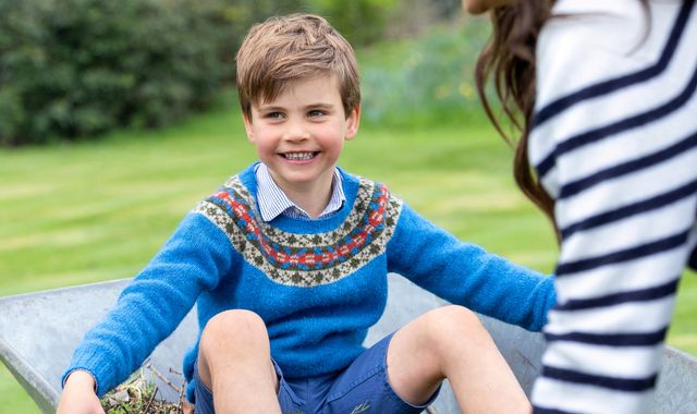 Le prince Louis profite d’une balade en brouette avec maman Kate dans de nouvelles photos pour marquer son cinquième anniversaire