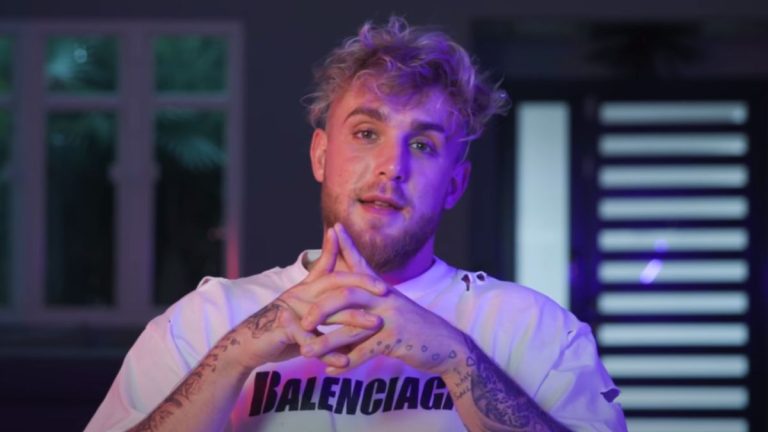 Le prochain match de boxe de Jake Paul a été fixé et il affronte une légende de l'UFC
