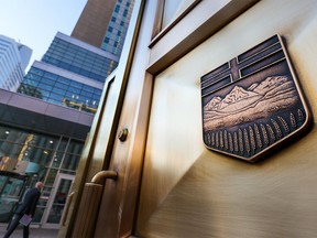 Les portes en laiton sont exposées à l'extérieur du Calgary Courts Centre.