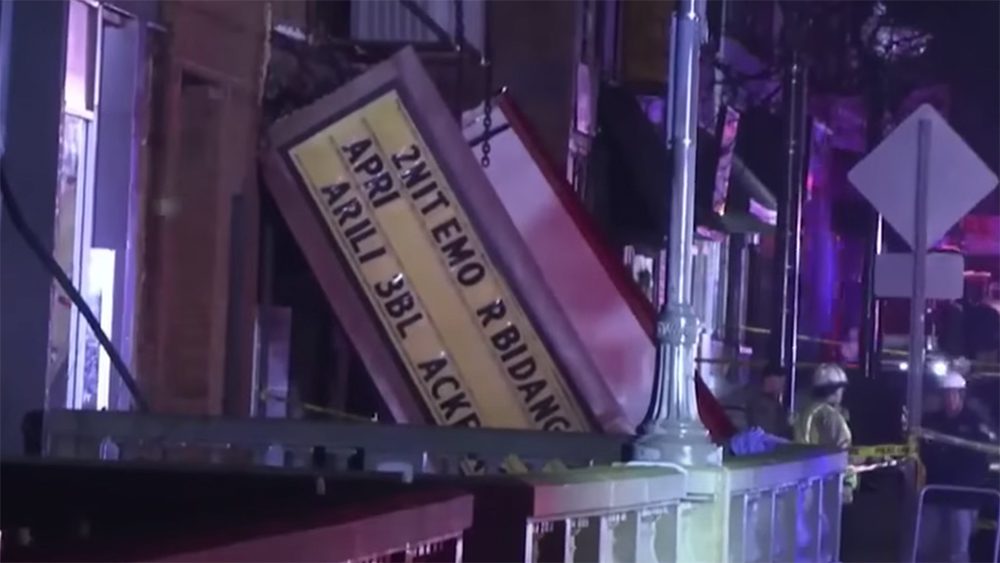 L'effondrement du toit du théâtre de l'Illinois lors d'une tornade fait un mort et des dizaines de blessés
	
	
