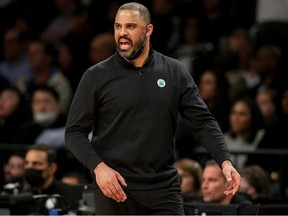 25 avril 2022 ;  Brooklyn, New York, États-Unis ;  L'entraîneur-chef des Boston Celtics, Ime Udoka, s'entraîne contre les Brooklyn Nets au cours du deuxième quart du quatrième match du premier tour des éliminatoires de la NBA 2022 au Barclays Center.