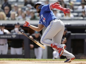 Vladimir Guerrero Jr. des Blue Jays de Toronto se rend au premier but après avoir réussi un doublé contre les Yankees de New York au Yankee Stadium le 22 avril 2023.