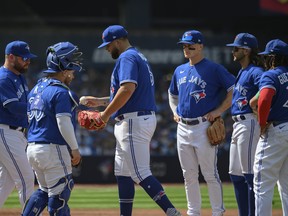 Le lanceur partant des Blue Jays Alek Manoah reçoit une visite au monticule et est remplacé lors de la cinquième manche contre les Rays de Tampa Bay à Toronto le dimanche 16 avril 2023.