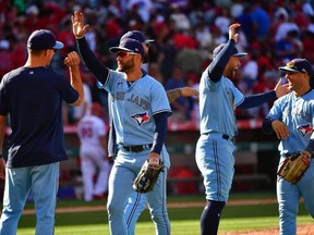 Le défenseur central des Blue Jays Kevin Kiermaier (deuxième à gauche) célèbre la victoire contre les Angels au Angel Stadium d'Anaheim, en Californie, le dimanche 9 avril 2023.