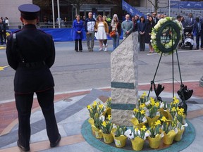 Les membres de la famille des victimes de l'attentat du marathon de Boston, Martin Richard, Krystle Campbell et Lingzi Lu, se joignent à la gouverneure du Massachusetts, Maura Healey, et à la maire de Boston, Michelle Wu, sur l'un des sites de bombes lors d'une cérémonie marquant le 10e anniversaire des attentats à la bombe à Boston, samedi , Avril 15, 2023.