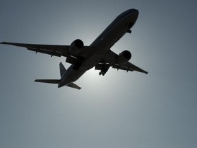 L'interdiction de l'espace aérien russe signifie des vols plus chers pour les voyageurs et les compagnies aériennes canadiennes.  Un vol arrive à l'aéroport international de Vancouver à Richmond, en Colombie-Britannique, le mercredi 18 mars 2020. LA PRESSE CANADIENNE/Jonathan Hayward