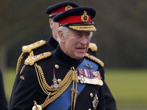 Le roi Charles III de Grande-Bretagne arrive pour le 200e défilé du souverain à l'Académie royale militaire de Sandhurst (RMAS) à Camberley, en Angleterre, le vendredi 14 avril 2023. Les premiers mois du roi sur le trône ont montré qu'il est un monarque qui jouera un rôle actif dans différentes causes et est prêt à dialoguer avec le public, disent les experts royaux.