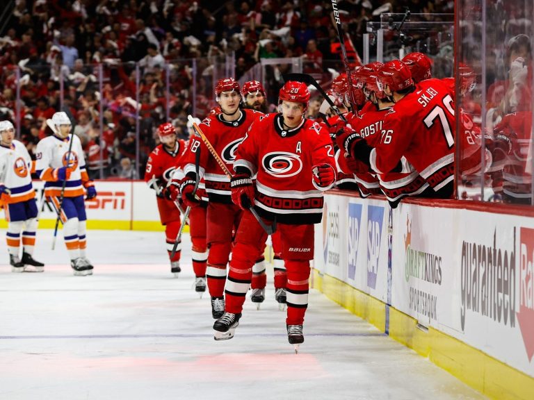 Les Hurricanes tiennent bon pour battre les Islanders lors du premier match des séries éliminatoires