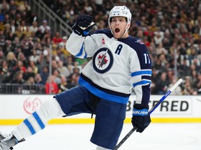 Adam Lowry des Jets de Winnipeg célèbre après avoir marqué un but contre les Golden Knights de Vegas.