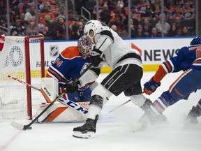 L'attaquant des LA Kings Gabe Vilardi marque sur le gardien des Oilers d'Edmonton Stuart Skinner (74) à Rogers Place à Edmonton le mercredi 19 avril 2023.