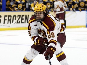 Matthew Knies des Golden Gophers du Minnesota cherche à faire une passe contre les Bobcats de Quinnipiac lors du match de championnat des Frozen Four 2023 à Amalie Arena à Tampa, en Floride, le samedi 8 avril 2023.