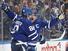 John Tavares, numéro 91 des Maple Leafs de Toronto, célèbre un but contre le Lightning de Tampa Bay lors du deuxième match à la Scotiabank Arena jeudi soir.