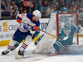 8 avril 2023 ;  San José, Californie, États-Unis ;  Le gardien de but des Sharks de San Jose James Reimer (47) se défend contre le centre des Oilers d'Edmonton Mattias Janmark (26) au cours de la troisième période au SAP Center de San Jose.  Crédit obligatoire : Stan Szeto-USA TODAY Sports