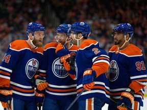 Mattias Ekholm (14 ans), Connor McDavid (97 ans), Evan Bouchard (2 ans) et Evander Kane (91 ans) des Oilers d'Edmonton se sont réunis lors de l'action de première période de la LNH contre les Stars de Dallas au Rogers Place à Edmonton, le jeudi 16 mars 2023.