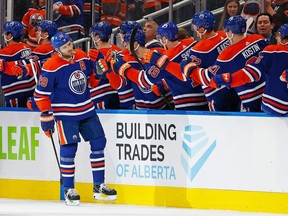 Les Oilers d'Edmonton célèbrent un but marqué par l'attaquant Leon Draisaitl (29 ans), son 48e de la saison en deuxième période contre les Ducks d'Anaheim à Rogers Place.