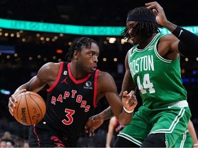 5 avril 2023 ;  Boston, Massachusetts, États-Unis ;  L'attaquant des Toronto Raptors OG Anunoby conduit le ballon contre le centre des Boston Celtics Robert Williams III au premier quart au TD Garden.