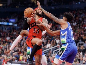 Gary Trent Jr. des Raptors, à gauche, se dirige vers le filet contre MarJon Beauchamp des Bucks lors de la première mi-temps de la NBA à la Scotiabank Arena de Toronto, le dimanche 9 avril 2023.