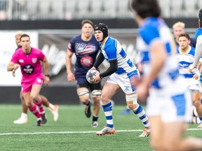 Le demi-volant des Toronto Arrows Sam Malcolm (avec ballon) est présenté lors de la victoire 29-5 de Toronto contre Old Glory DC le 26 février 2022, lors d'un match de rugby de la Ligue majeure au Segra Field de Leesburg, en Virginie.