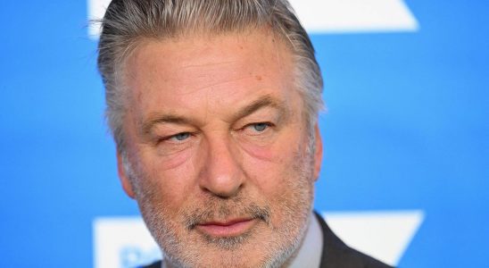 Les accusations criminelles d'Alec Baldwin dans le cadre d'une fusillade mortelle à la rouille seraient abandonnées, mais l'enquête se poursuit