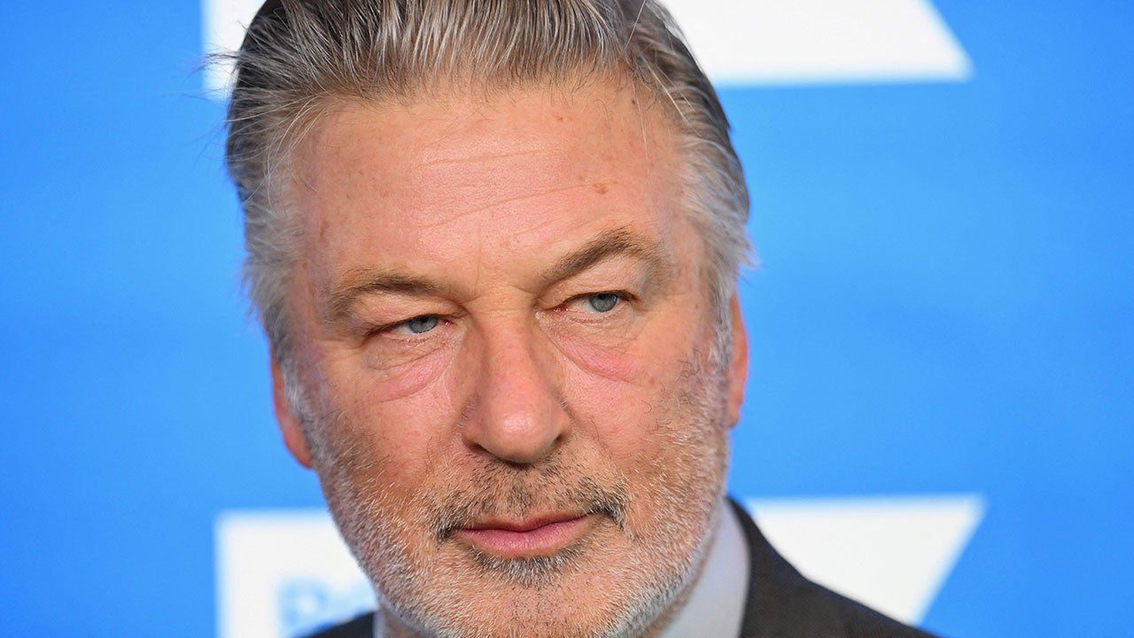 Les accusations criminelles d'Alec Baldwin dans le cadre d'une fusillade mortelle à la rouille seraient abandonnées, mais l'enquête se poursuit
