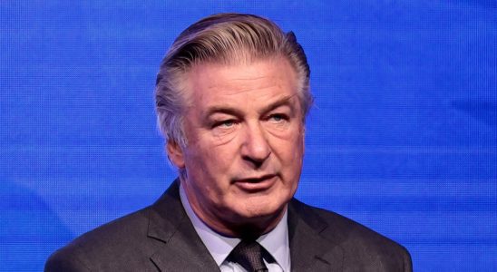 Les accusations d'homicide involontaire coupable d'Alec Baldwin abandonnées lors d'une fusillade "Rust"