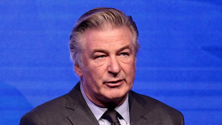 Les accusations d'homicide involontaire coupable d'Alec Baldwin abandonnées lors d'une fusillade "Rust"
