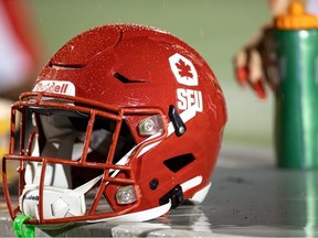 Un casque de football de l'Université Simon Fraser est montré sur une photo à distribuer.