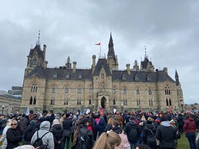 Le député conservateur Brad Vis a déclaré aux journalistes que les Canadiens s'attendent à un certain niveau de service de la part du gouvernement fédéral et ne toléreront pas de perturbations prolongées."Ce n'est pas à moi de décider," a-t-il dit lorsqu'on lui a demandé s'il soutiendrait une législation de retour au travail.