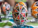 Les rituels de Pâques ukrainiens, tels que la décoration complexe des œufs emblématiques connus sous le nom de pysanky, ont peut-être cédé la place à d'autres célébrations dans la maison d'Allison Hanes, mais l'objectif de la fête reste le même.