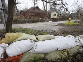 Les employés municipaux et les résidents se préparent à d'éventuelles inondations sur l'île de Ward le mercredi 1er mai 2019. Veronica Henri/Toronto Sun