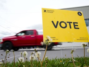 Élections Canada insiste pour que les activités de financement réglementées soient annoncées publiquement avec leur emplacement précis, malgré les préoccupations de sécurité soulevées par le gouvernement libéral et l'opposition conservatrice.