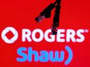   Des câbles Ethernet sont vus devant les logos de Rogers et de Shaw Communications dans cette illustration prise le 8 juillet 2022.