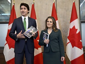 Le premier ministre Justin Trudeau et la vice-première ministre et ministre des Finances Chrystia Freeland arrivent pour présenter le budget fédéral à la Chambre des communes sur la Colline du Parlement à Ottawa, le mardi 28 mars 2023.