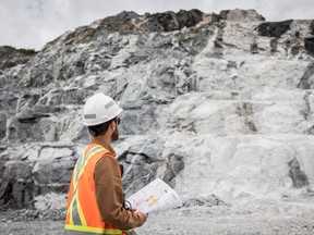 Un employé de Sayona Québec devant un gisement de lithium. "Bâtir l'économie propre du Canada nécessitera des investissements importants et soutenus du secteur privé dans l'électricité propre, les minéraux essentiels et d'autres grands projets," dit le budget fédéral.