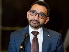 Les modifications apportées à la déclaration des droits des passagers aériens obligent les compagnies aériennes à payer une partie des frais de traitement des plaintes à l'Office des transports du Canada.  Le ministre des Transports, Omar Alghabra, a déclaré que cela les rendrait plus susceptibles de s'installer.