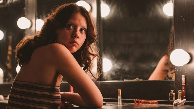 Les photos du tournage de MaXXXine révèlent un premier regard sur le retour de Mia Goth