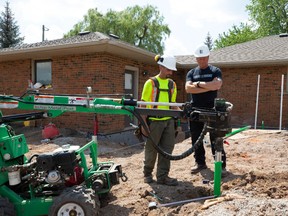 Mike Holmes et Jake Ward de TechnoMetal Post installent des pieux hélicoïdaux pour soutenir une nouvelle terrasse en cours de construction sur Holmes Family Rescue, saison 1, car il s'agit d'une excellente alternative aux semelles en sonotube ou en béton.