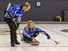 Jennifer Jones et Brent Laing représenteront le Canada au championnat du monde de curling en double mixte à Gangneung, en Corée du Sud, plus tard ce mois-ci.