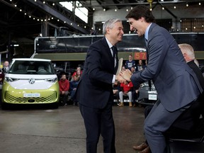 Le premier ministre Justin Trudeau et le ministre de l'Innovation, des Sciences et de l'Industrie François-Philippe Champagne réagissent lors d'une conférence de presse pour annoncer les détails de la construction d'une giga-usine pour la production de batteries de véhicules électriques par la société de batteries du groupe Volkswagen PowerCo SE à St. Thomas, en Ontario, en avril 21.