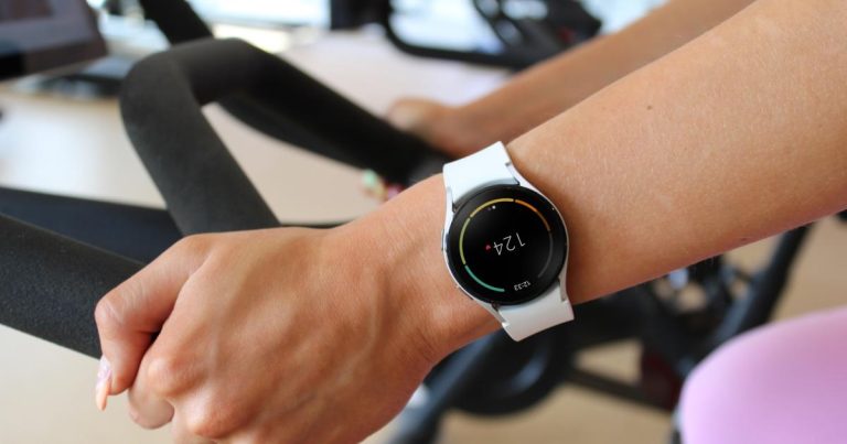 Les utilisateurs de Samsung Galaxy Watch peuvent désormais voir leur fréquence cardiaque sur l’équipement Peloton