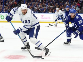 11 avril 2023 ;  Tampa, Floride, États-Unis ;  Le centre des Maple Leafs de Toronto Ryan O'Reilly (90) passe la rondelle alors que le défenseur du Lightning de Tampa Bay Ian Cole (28) a tenté de défendre au cours de la deuxième période à Amalie Arena.