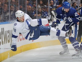 Mikhail Sergachev du Lightning de Tampa Bay est emmené sur les planches par Sam Lafferty des Maple Leafs de Toronto lors du premier match du premier tour des séries éliminatoires de la Coupe Stanley 2023 à la Scotiabank Arena le 18 avril 2023 à Toronto, Ontario, Canada.