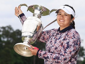 Lilia Vu des États-Unis célèbre avec le trophée après avoir remporté une éliminatoire d'un trou lors de la dernière manche du championnat Chevron au Club at Carlton Woods le 23 avril 2023 à The Woodlands, Texas.