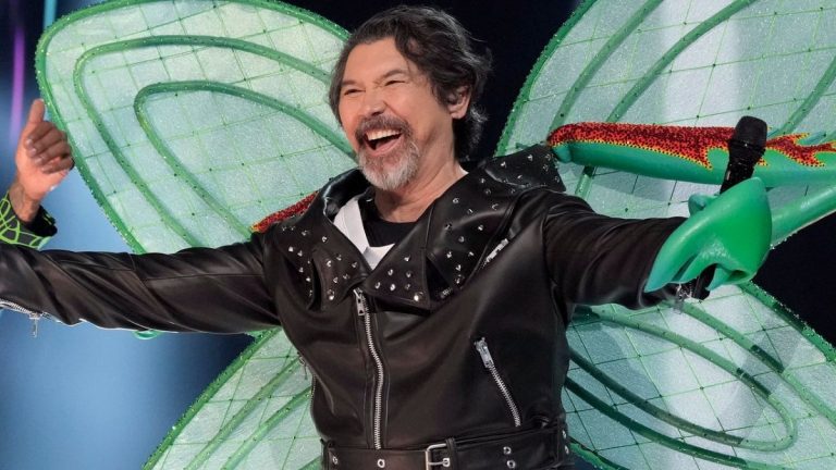 Lou Diamond Phillips revient sur "Evergreen Classic" La Bamba et interprète le hit de Ritchie Valens sur la scène du chanteur masqué
