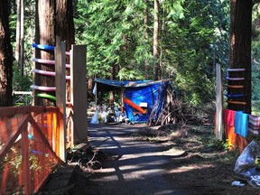 Une structure temporaire installée au 4883 Belmont Ave. à Vancouver le 3 avril.