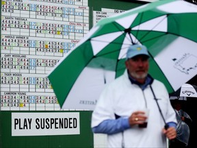 Les clients évacuent le terrain après la suspension du jeu pour la journée en raison des conditions météorologiques lors du troisième tour du tournoi des maîtres 2023 au Augusta National Golf Club samedi.