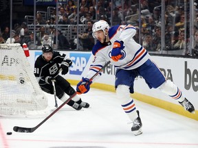 Vincent Desharnais # 73 des Oilers d'Edmonton fait une passe devant Carl Grundstrom # 91 des Kings de Los Angeles lors de la deuxième période du troisième match du premier tour des séries éliminatoires de la Coupe Stanley 2023 à Crypto.com Arena le 21 avril , 2023 à Los Angeles, Californie.