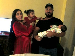 Florin et Cristina lordache avec leurs deux enfants.