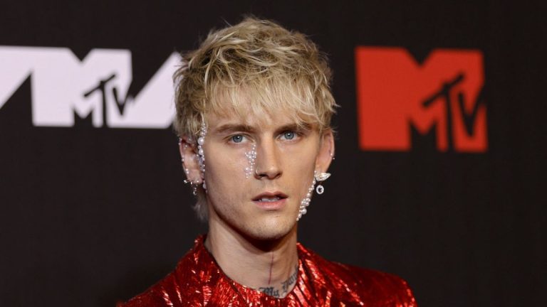 Machine Gun Kelly at the VMA red carpet