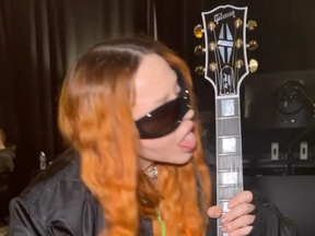 Madonna a léché sa guitare dans une vidéo Instagram que les fans ont qualifiée de 